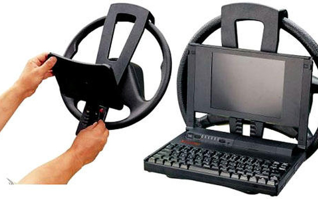 ノートパソコンを車内で使うための便利グッズ