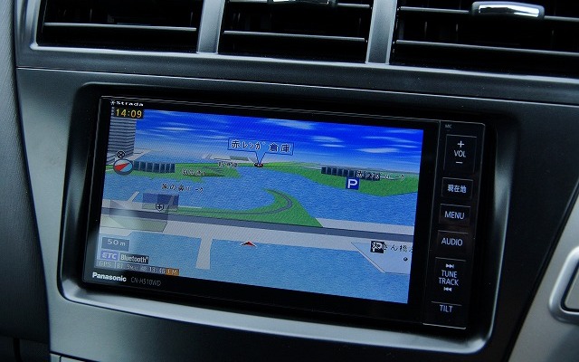 パナソニック「ストラーダHシリーズ」これは最近の車種に採用が増えてきた幅広200mmコンソールに対応する『CN-H510WD』。