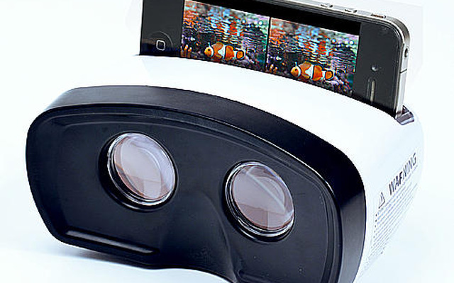 「iPhone4S・4専用3Dビューアー 400-CAM021」にiPhoneを差し込んだイメージ（iPhoneは別売）