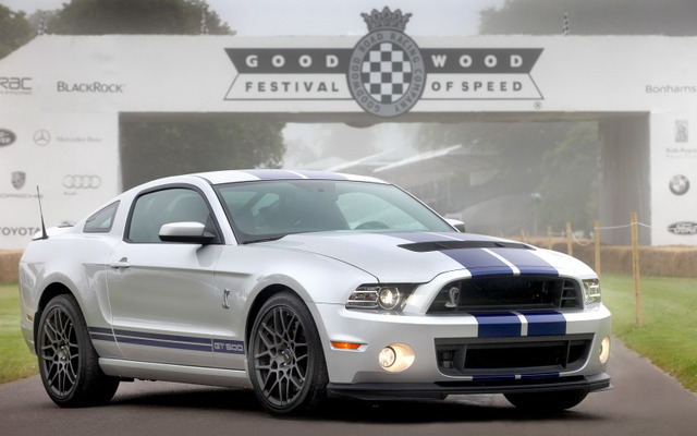 30日、グッドウッド名物のヒルクライムに出走するフォード・シェルビーGT500