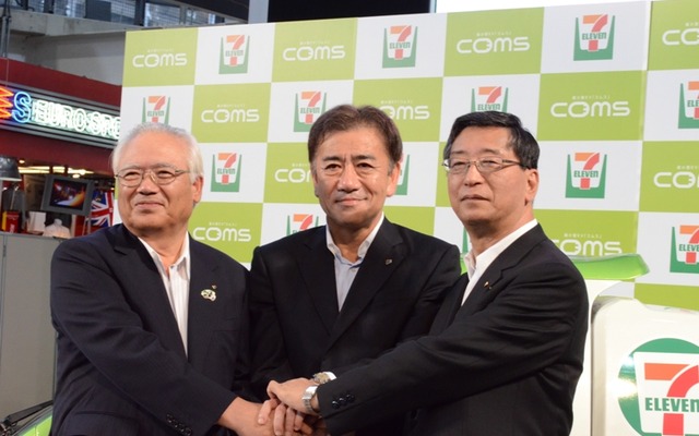 左からトヨタ車体株式会社社長・網岡卓二氏、株式会社セブン-イレブン・ジャパン社長・井阪隆一氏、トヨタ自動車専務・伊原保守氏
