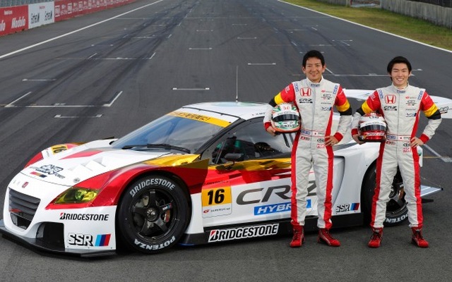 MUGEN CR-Z GT 参戦ドライバーの武藤英紀（左）と中嶋大祐