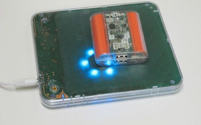 ムービングコイル方式。充電するデバイスを探しているところ