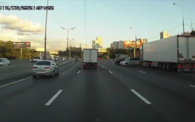 ロシアの高速道路で起きた奇跡的な事故回避の瞬間