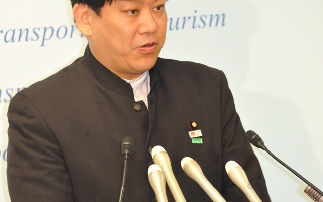 父親譲りの半袖スーツで会見する羽田雄一郎国交相