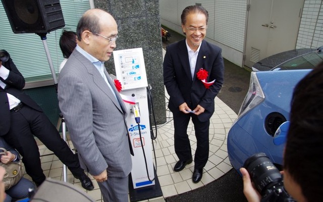 石川県の谷本正憲知事（左）とトヨタ自動車の友山茂樹常務役員
