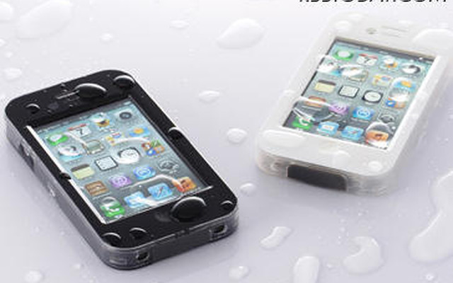 「防水ケース for iPhone 4S/4」の利用イメージ（iPhoneは別売）