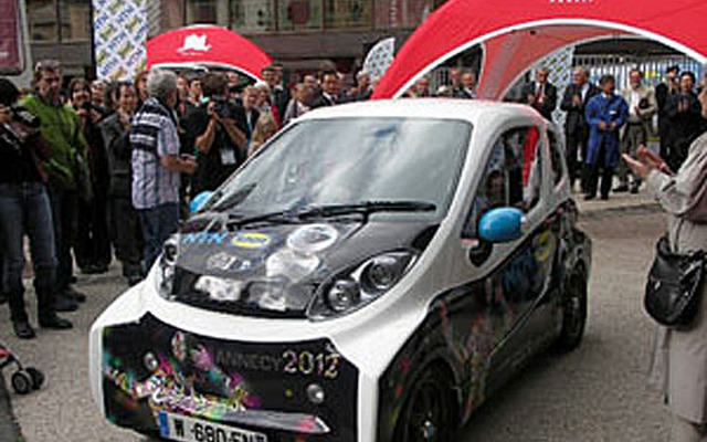 NTN フランス・アヌシー市で実証実験を開始する小型インホイールモータシステム搭載の二人乗り小型EV