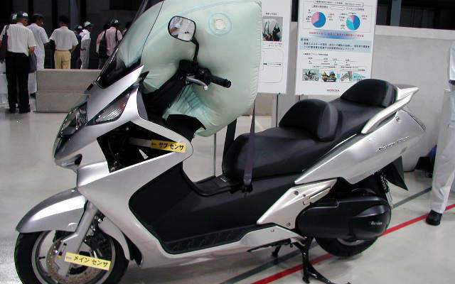 【ホンダミーティング】2輪車にエアバック…200回のドカン!
