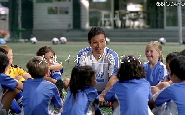 CMのワンシーン。長友が真摯に子どもたちと語り合う