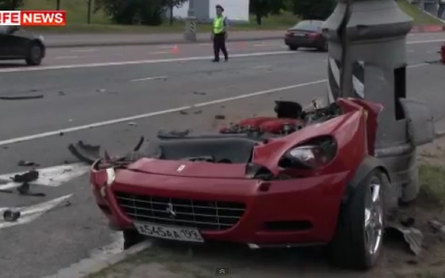モスクワで事故を起こし、車両が2つに切断されたフェラーリ612スカリエッティ