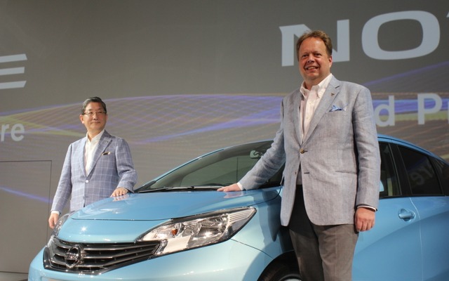 日産自動車副社長のアンディパーマー氏（右）とCOOの志賀俊之氏