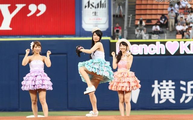 始球式に挑む倉持明日香