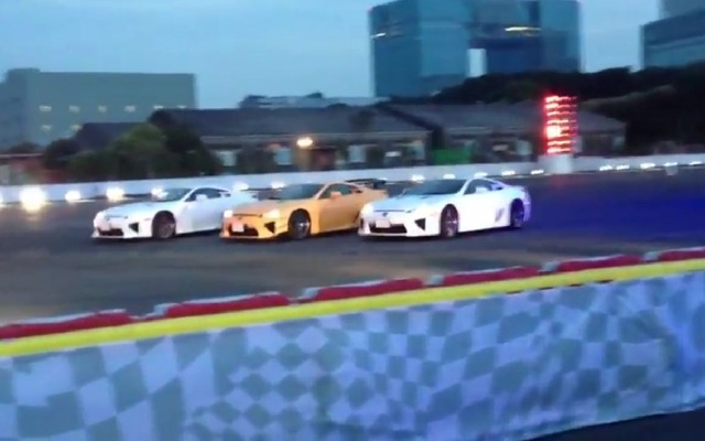 東京・お台場で開催された「レクサススピンドルナイト」でドリフトパフォーマンスを披露した3台のLFA