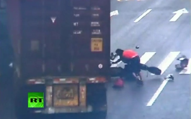 中国浙江省で起きた原付バイクと大型トレーラーの事故映像