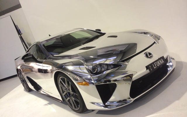レクサスがオーストラリアの顧客に納車した全身クローム仕上げのLFA