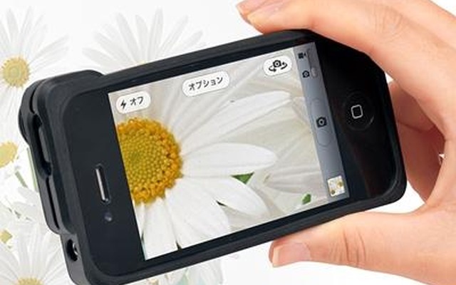 iPhoneで花びらを5倍接写するイメージ（iPhoneは別売）