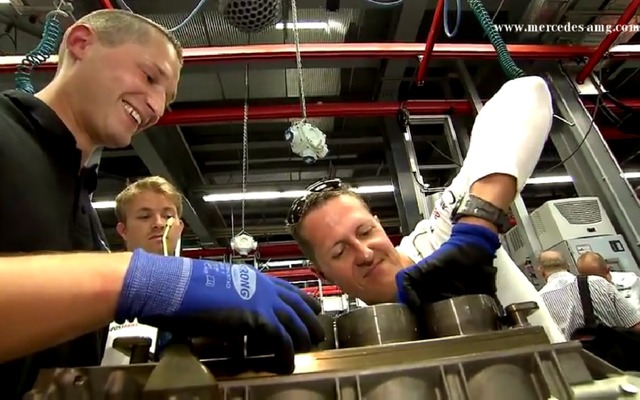 AMGエンジンの組み立てに挑戦するF1ドライバーのミハエル・シューマッハ選手と、ニコ・ロズベルグ選手