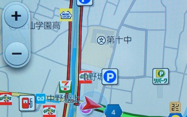 VICS情報はもちろん、コンビニや駐車場アイコンが競って荷より表示できるので、どこに何があるのかが判別しやすい。レーン情報も合わせて表示される。