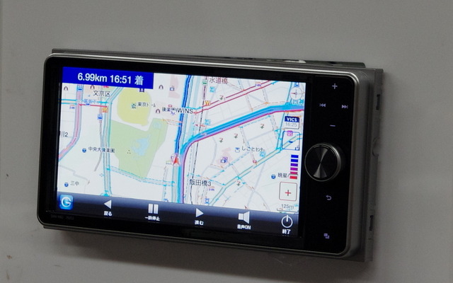 スマートフォンのナビアプリを表示するディスプレイオーディオ（写真：トヨタ純正オプション DAN-W62）