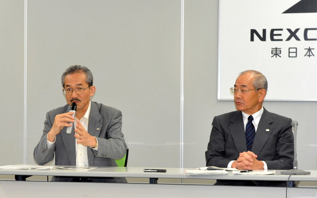対面通行区間のワイヤーロープ式防護柵について説明する山内泰次常務執行役員（建設事業本部長）