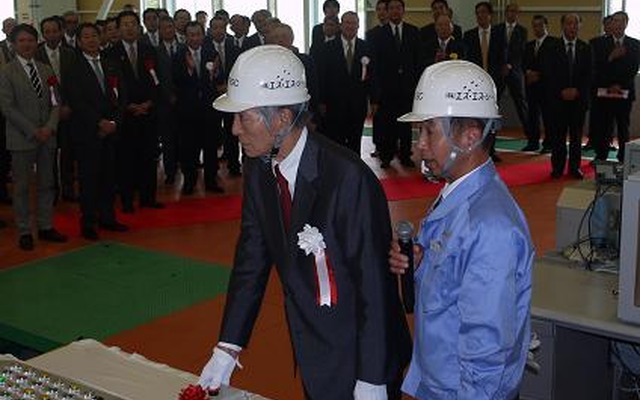 操業開始のボタンを押す住友金属・下妻博相談役