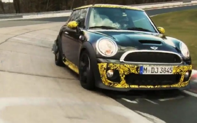 ドイツ・ニュルブルクリンクでタイムアタックを行うMINIジョンクーパーワークスGP