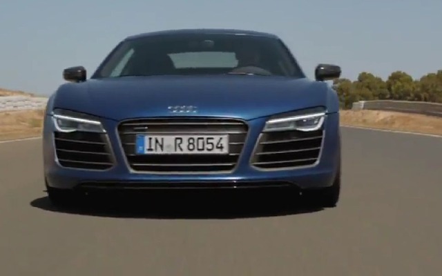 サーキットを走行するアウディR8 V10プラス
