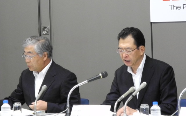 ホンダ12年度第1四半期決算　岩村哲夫副社長（左）と池史彦専務執行役員（右）