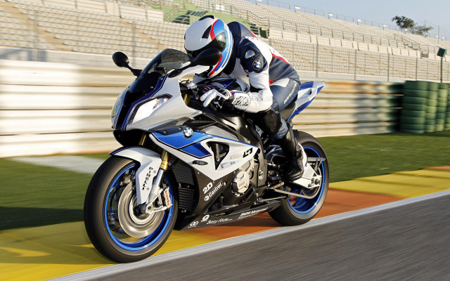BMWモトラッド、HP4発表…モータースポーツを意識