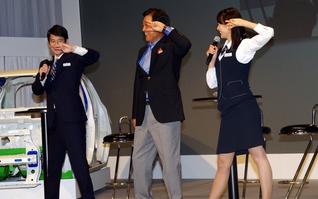 決めポーズをとる唐沢寿明さん、益子修社長、本仮屋ユイカさん