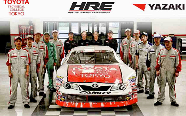 NASCARに参戦するトヨタ東京自動車大学校の学生