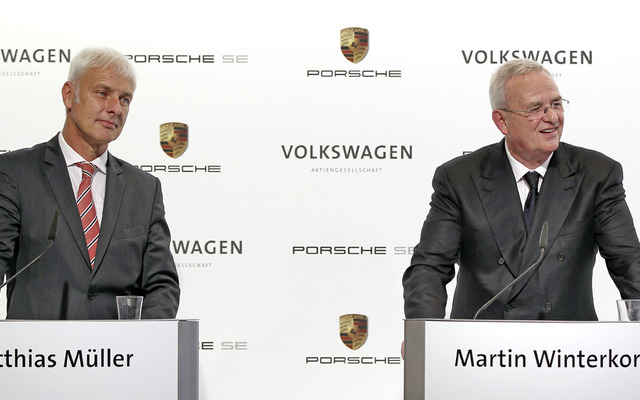 7月4日、経営統合を発表したポルシェのマティアス・ミューラーCEOとVWグループのマルティン・ヴィンターコルンCEO