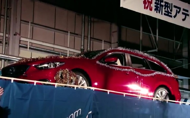 新型マツダ アテンザの量産第1号車としてサプライズで披露されたワゴン