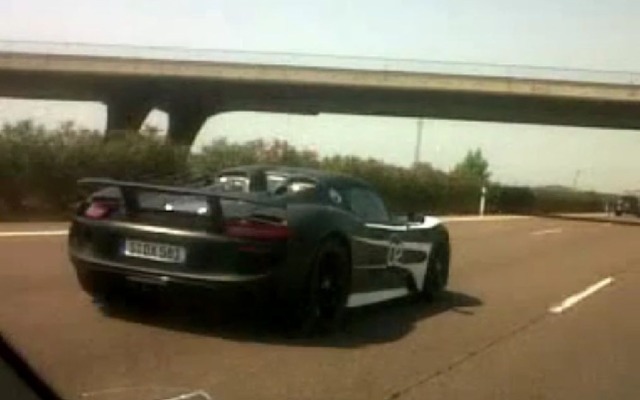 スペイン・バレンシア地方の高速道路で開発テスト中の3台のポルシェ918スパイダー
