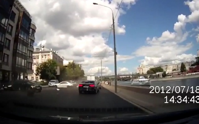 強引な追い越しが原因で4台が巻き込まれる事故がロシアで発生
