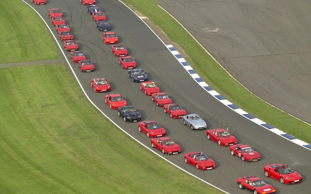 2007年、英国シルバーストンで開催された385台によるフェラーリパレード