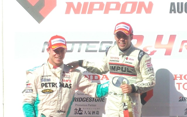 猛暑の一戦、ロッテラー（左）を18秒引き離して勝利したオリベイラ。
