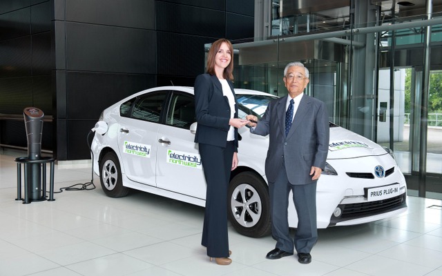 トヨタプリウスPHVの英国第1号車のキーを手渡す豊田章一郎名誉会長