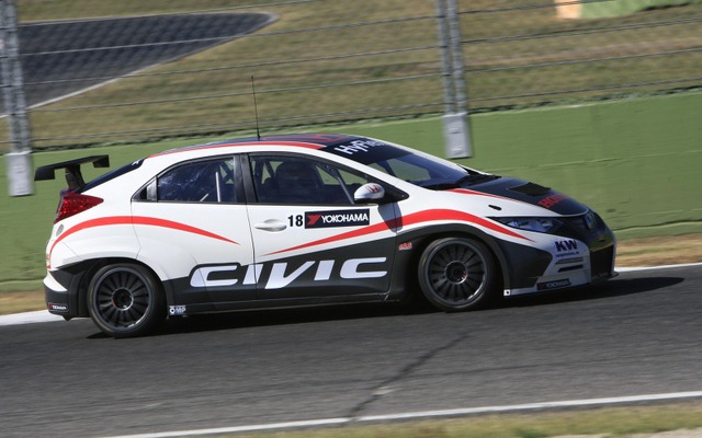 イタリアでシェイクダウンテストを終えたホンダ シビック WTCC
