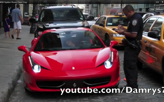 米国ニューヨーク中心部でフェラーリ458スパイダーのドライバーが警官に逮捕される映像