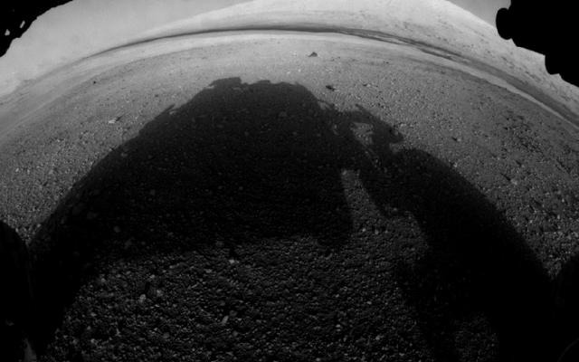 キュリオシティが撮影した火星の景色。シャープ山が写っている