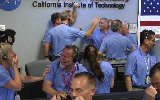 米カリフォルニア州パサデナ市にあるNASAのジェット推進研究所で、探査機の着陸を喜ぶスタッフ。現地時間6日夜。