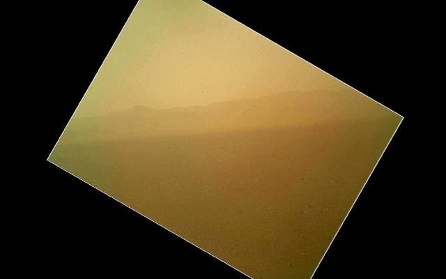 火星表面に着陸したキュリオシティからの、最初のカラー画像
