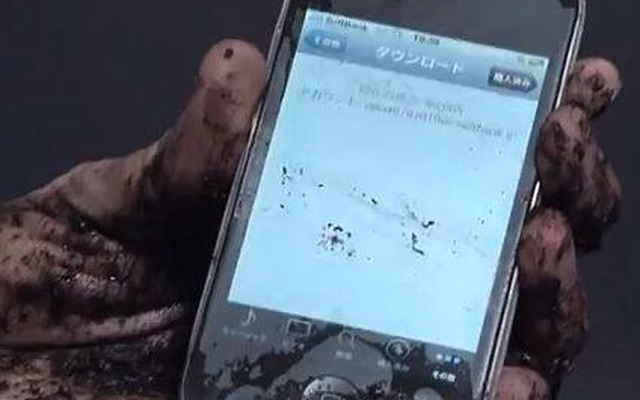 泥汚れの手でiPhoneを操作するイメージ
