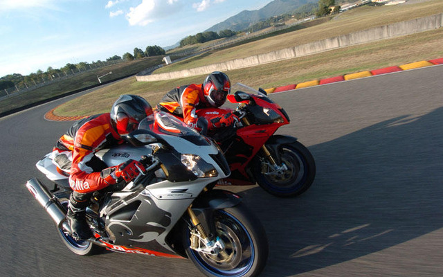 【インターモト04】アプリリア RSV1000Rファクトリー…トップの上