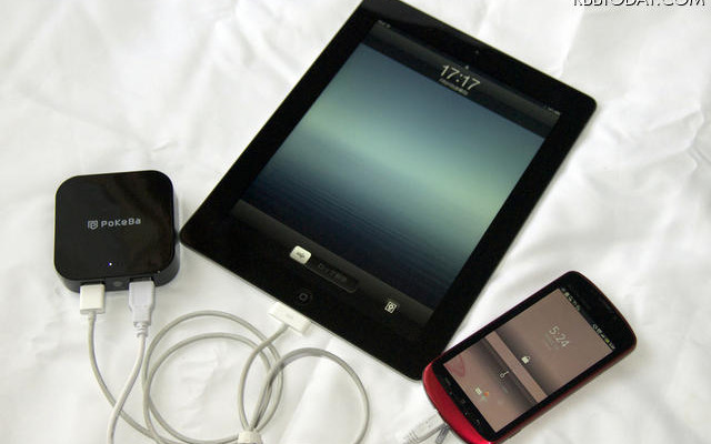 2つのモバイルデバイスを同時充電可能