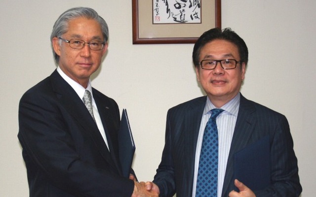 合弁会社設立調印式に出席する重松崇富士通テン社長（左）