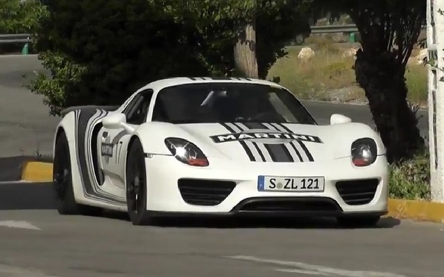 公道で開発テスト中のポルシェ918スパイダーの姿を捉えた仏『Automobile Magazine』