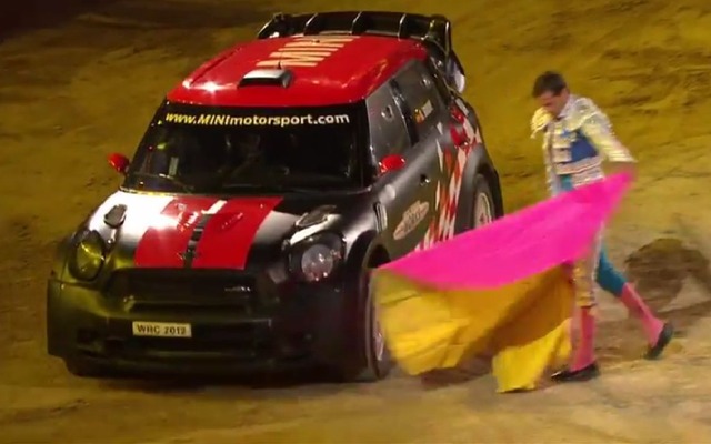 スペイン・マドリードの闘牛場でパフォーマンスを披露したMINIジョンクーパーワークスWRC